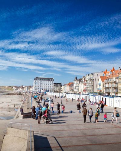 La plage et ses cabines typiques